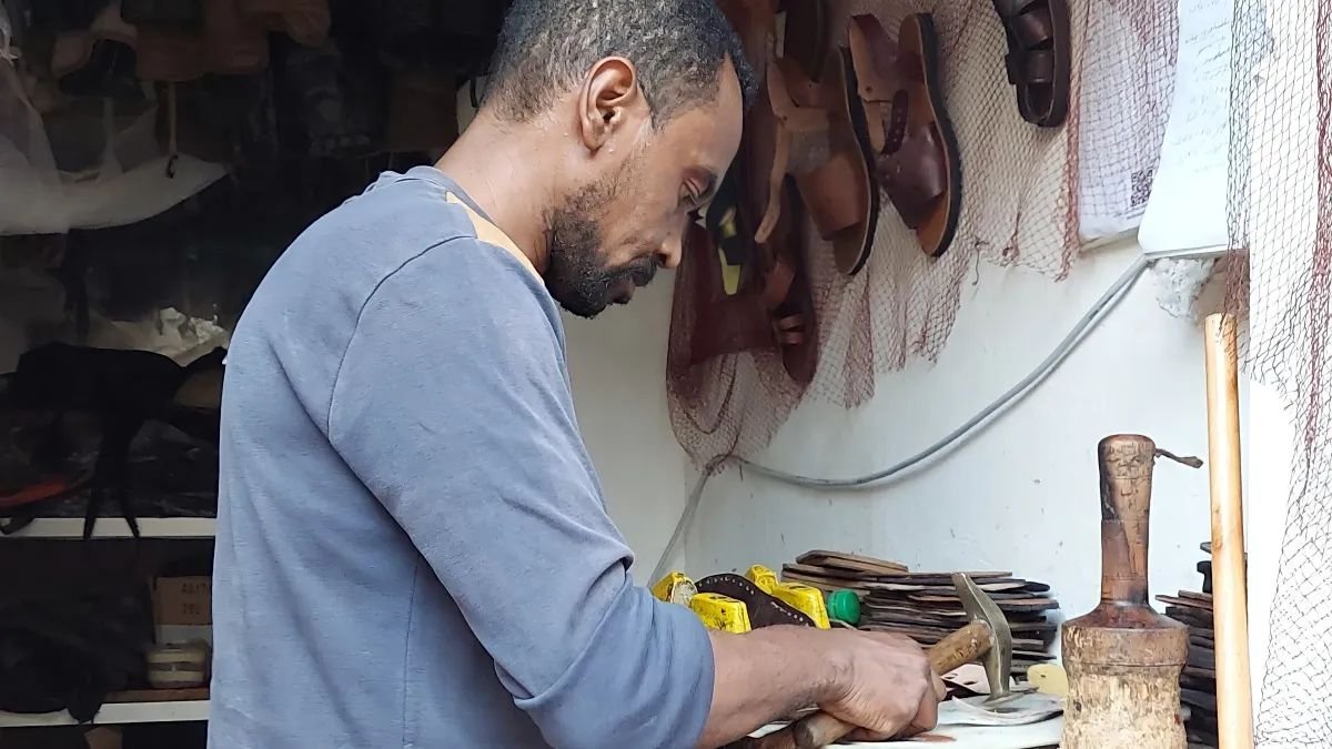 moroccan leathercraft artisan