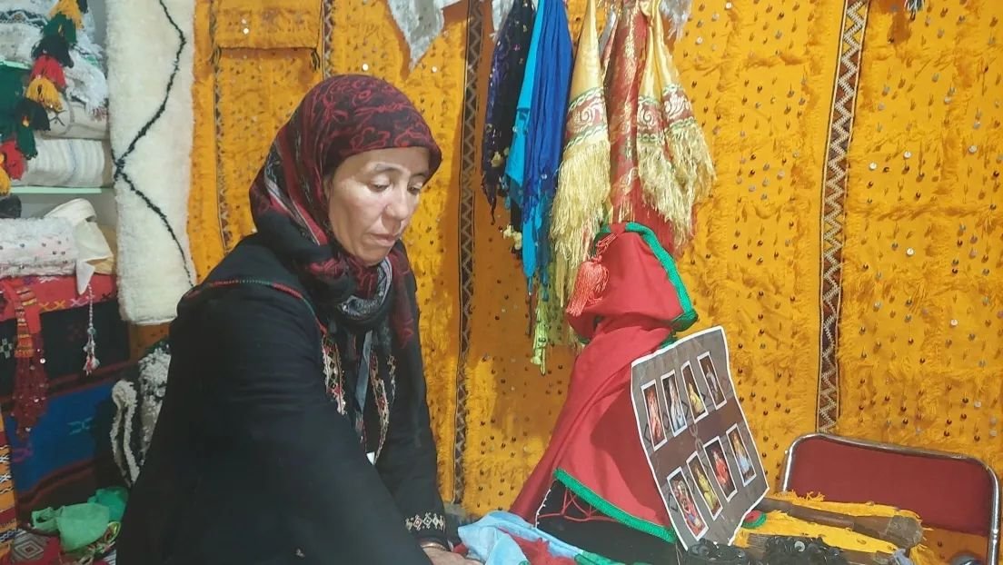 moroccan woman weaving in atlas mountains