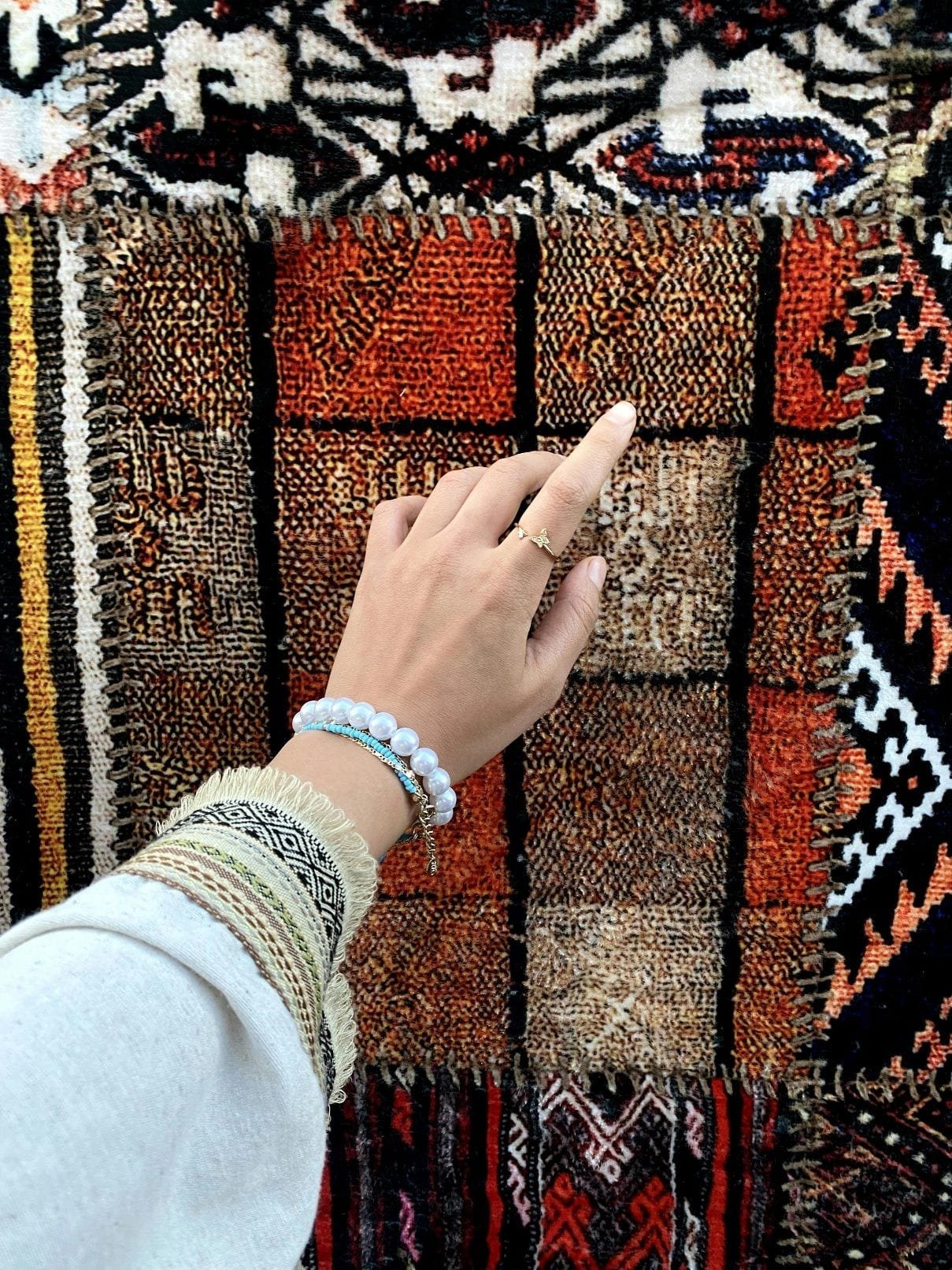 How Do Artisans Bring The Moroccan Berber Rug To Life?